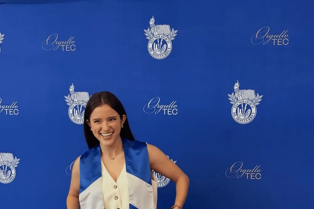 Melisa Sánchez at the Tec de Monterrey backdrop